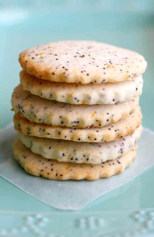  Brighten up your day with these refreshing lemon poppy-seed cookies!