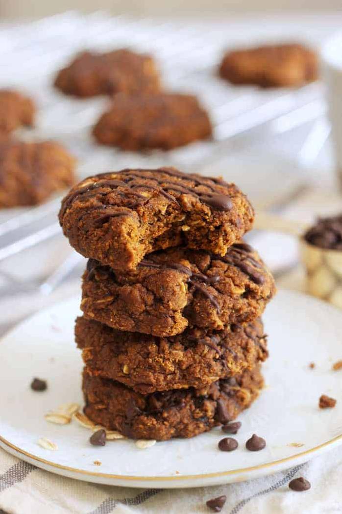 Feast your eyes on these delicious gluten-free vegan pumpkin oatmeal cookies.