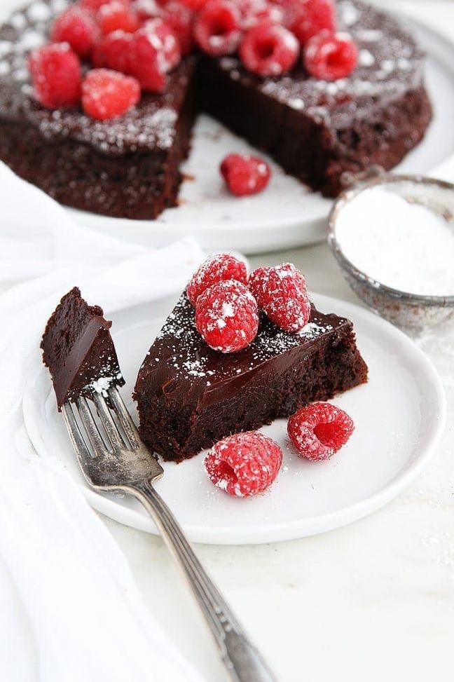 Indulge in Decadence with Flourless Chocolate Cake