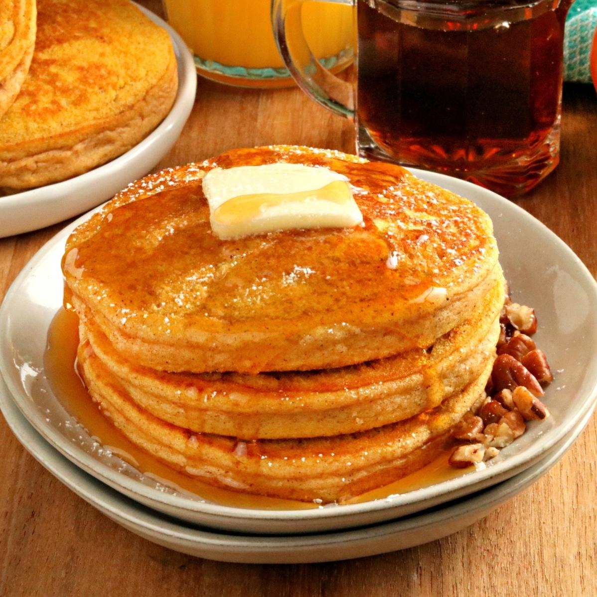  Fluffy pumpkin pancakes for a cozy weekend breakfast! 🥞🎃