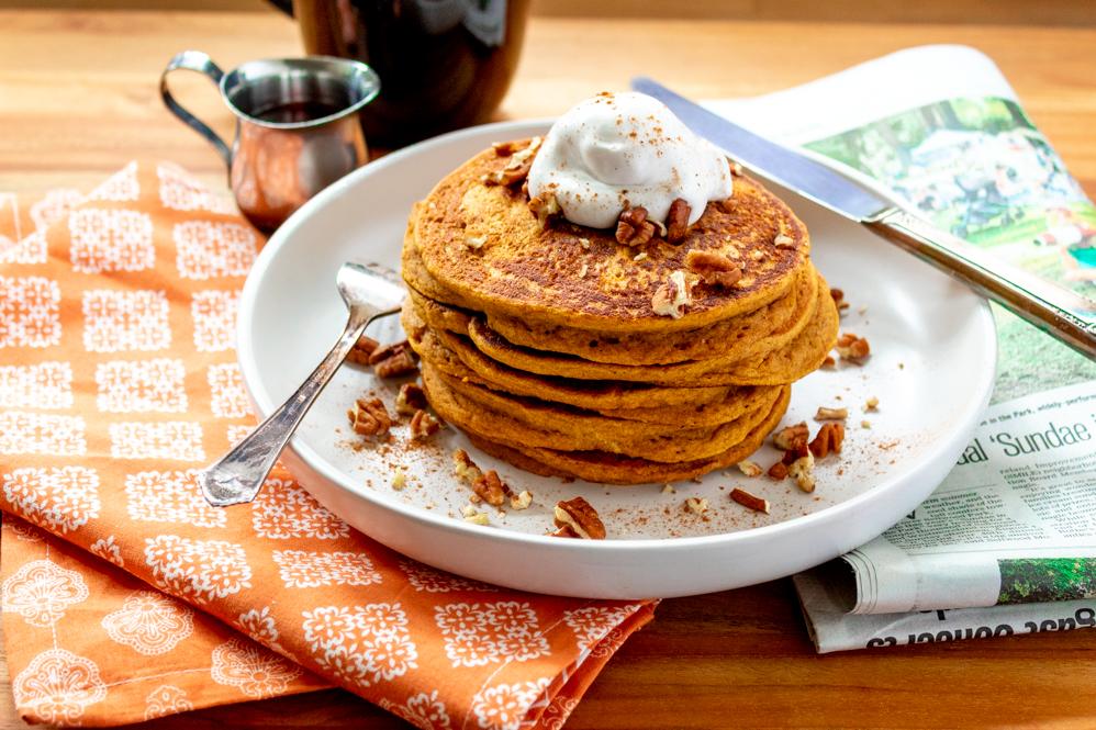  Get ready to fall in love with these fluffy, warm, and spiced pumpkin pancakes! 🍁