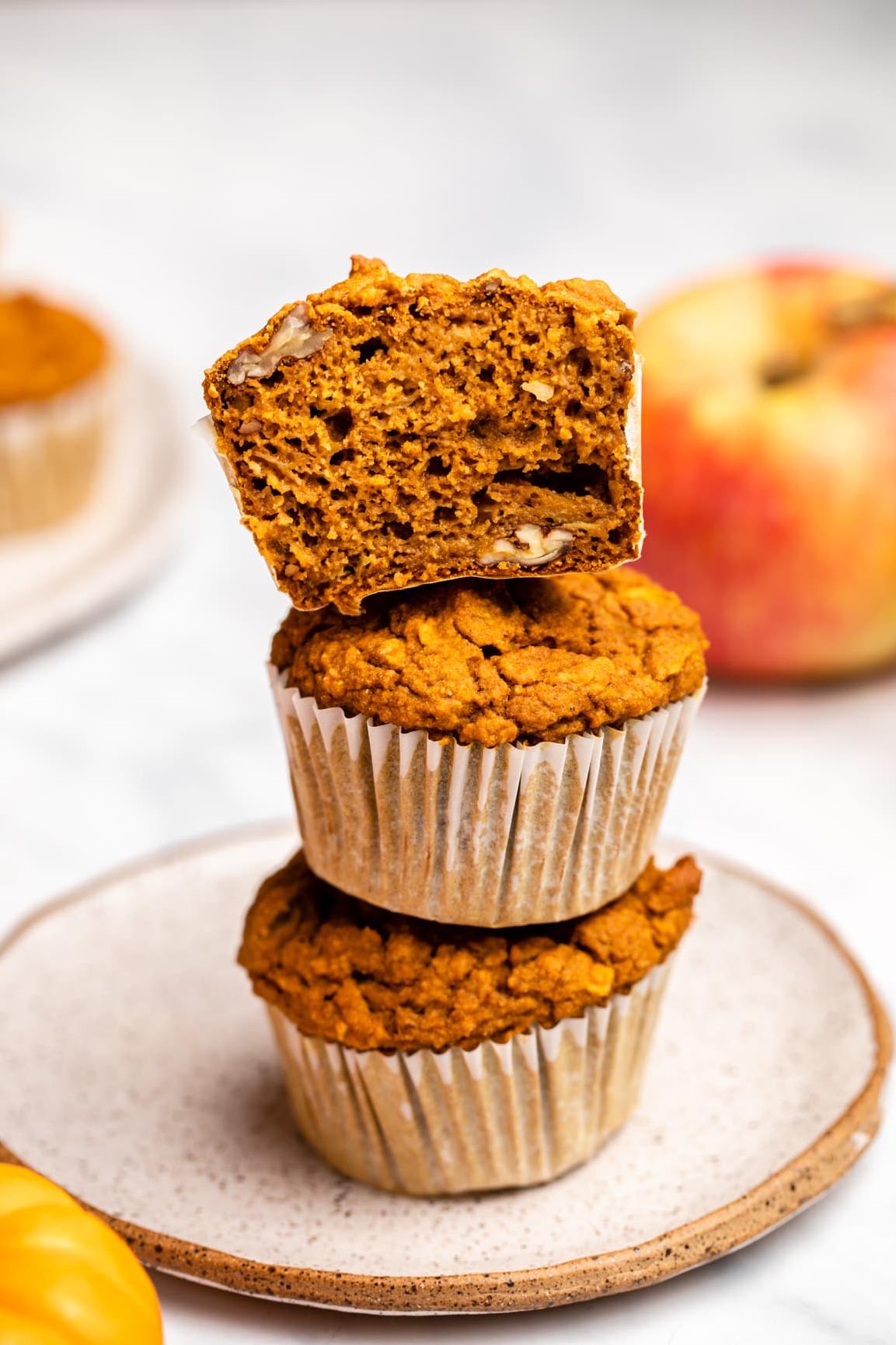  Get ready to indulge in the autumnal flavors of pumpkin and apple in these muffins!