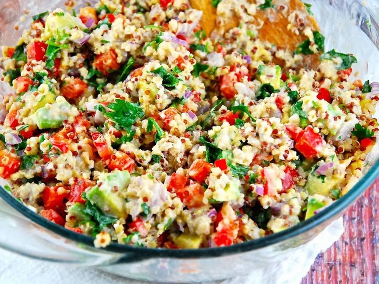  Get ready to taste the rainbow with this vibrant raw quinoa salad!