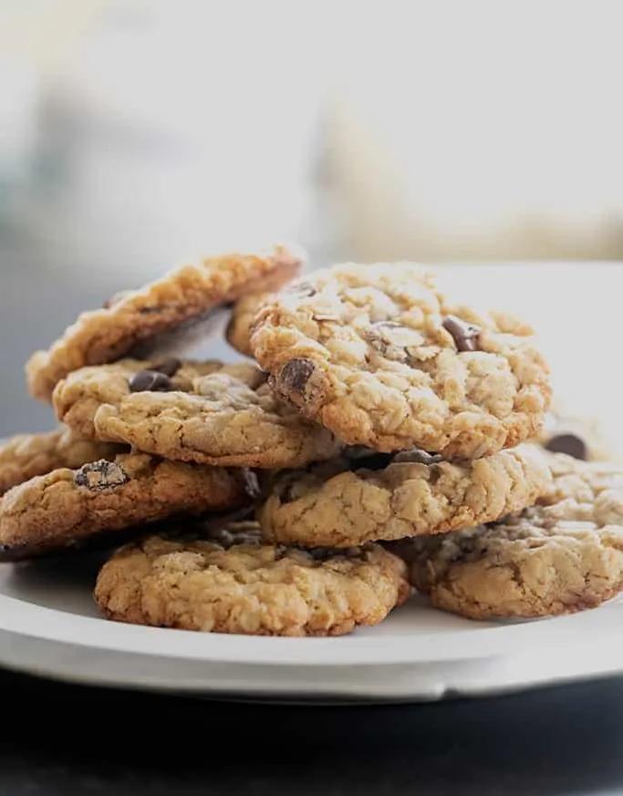  Indulge in a guilt-free treat with these scrumptious Gluten-Free Chocolate Chip Oatmeal Cookies!