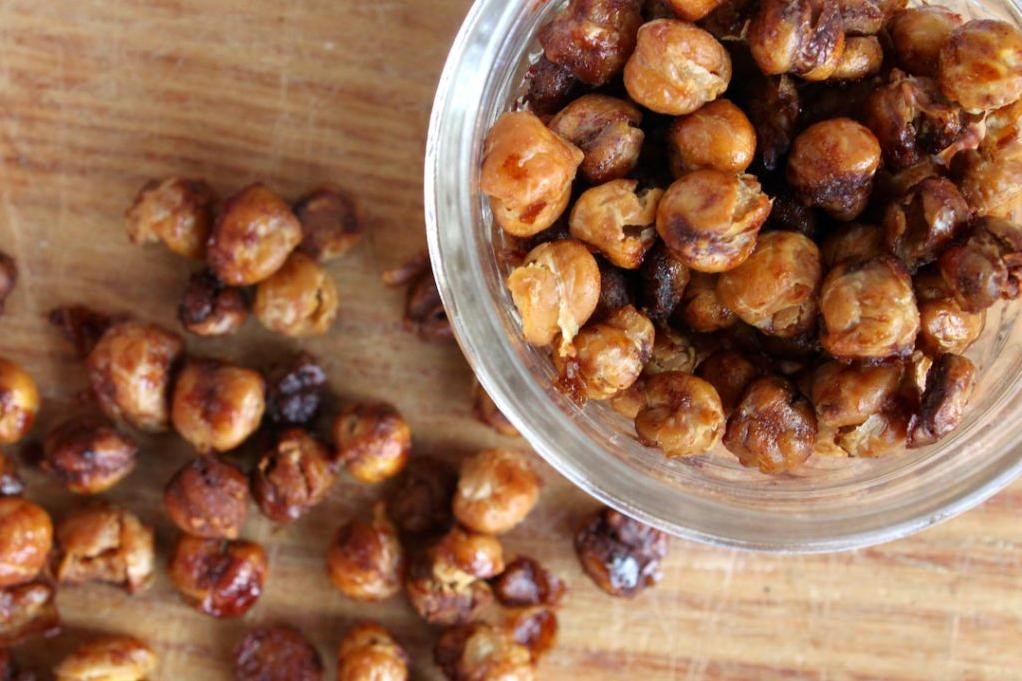  One bite of these flavorful chickpeas and you won't miss any unhealthy snacks for sure.