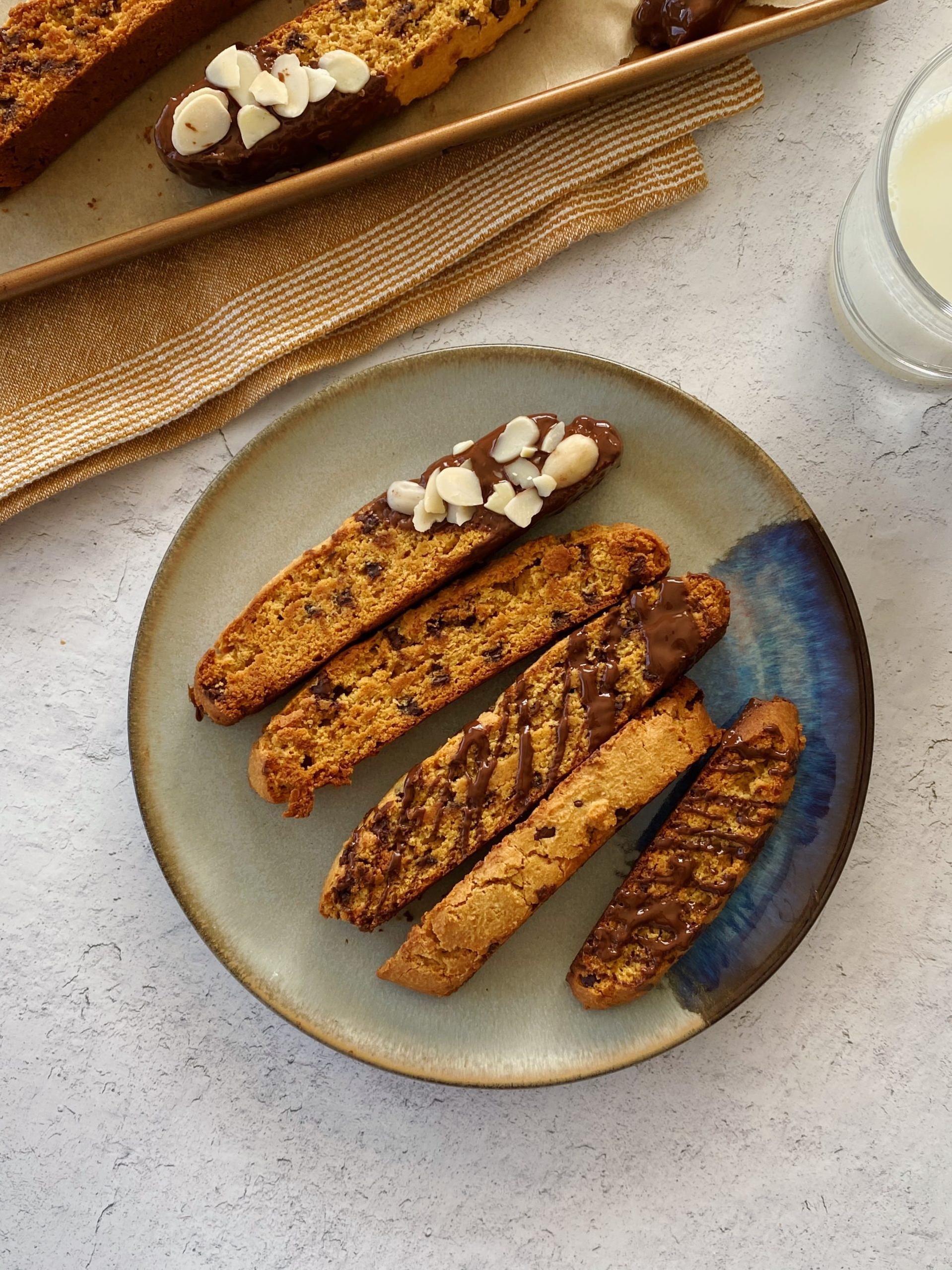  Pair these delicious biscotti with a hot cup of coffee, tea or hot cocoa for a comforting snack!