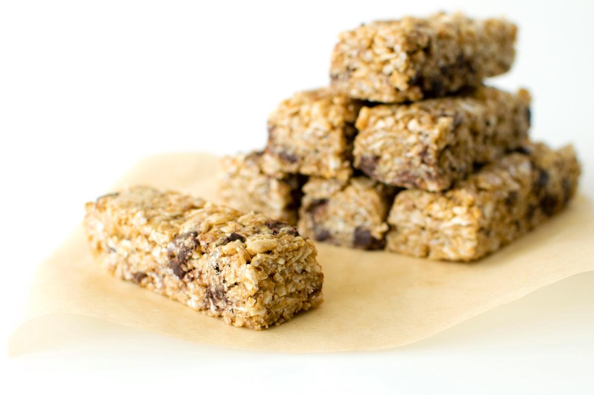  Satisfy your sweet tooth and nourish your body with these chewy granola bars!
