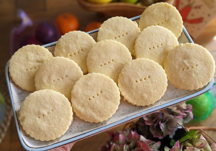 These gluten-free biscuits are made with almond flour and just a touch of sweetness.
